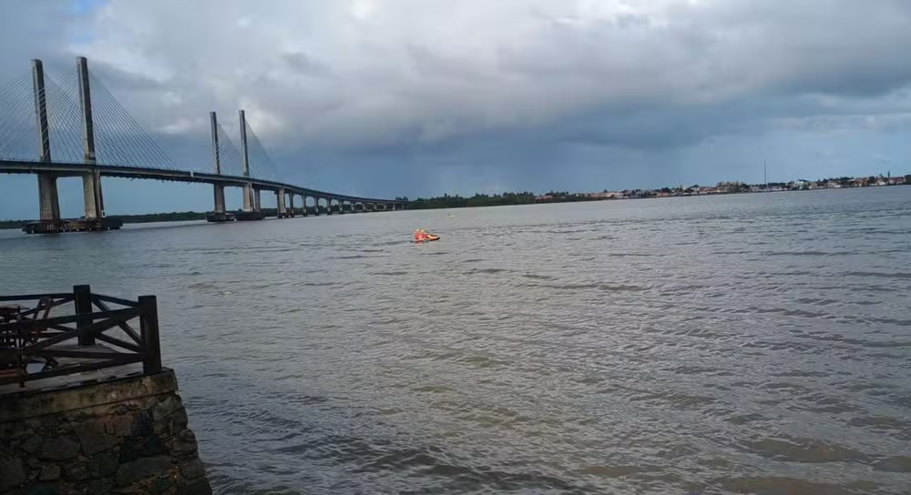 Adolescente desaparece após mergulhar no Rio Sergipe