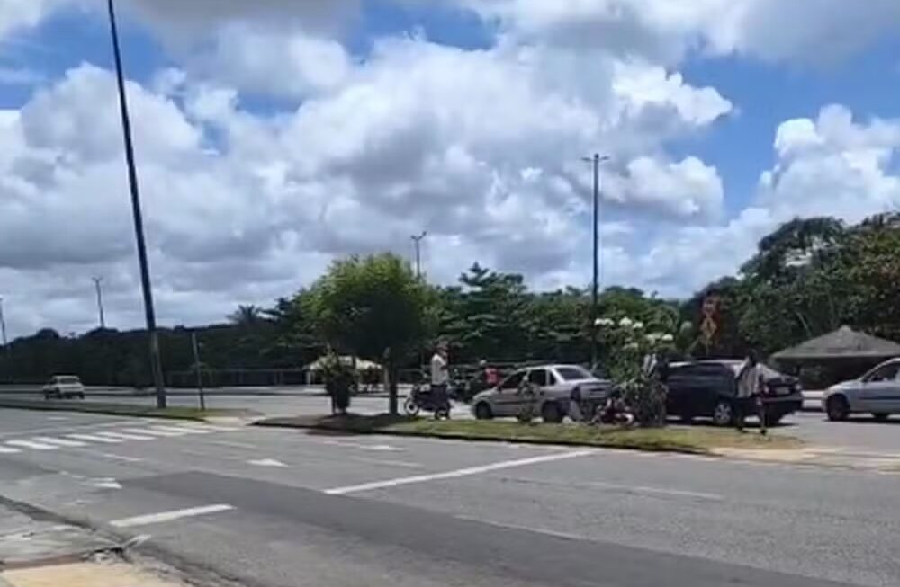 Mulher fica ferida após acidente envolvendo carro e moto em Aracaju