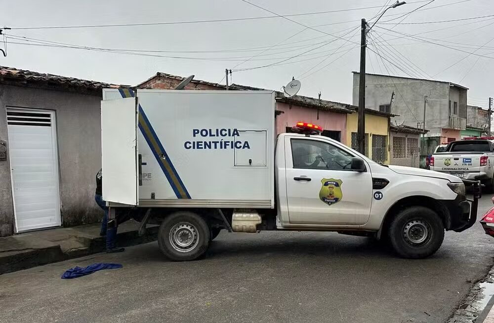 Criminosos invadem casa, matam mulher e ferem marido e filha em Umbaúba
