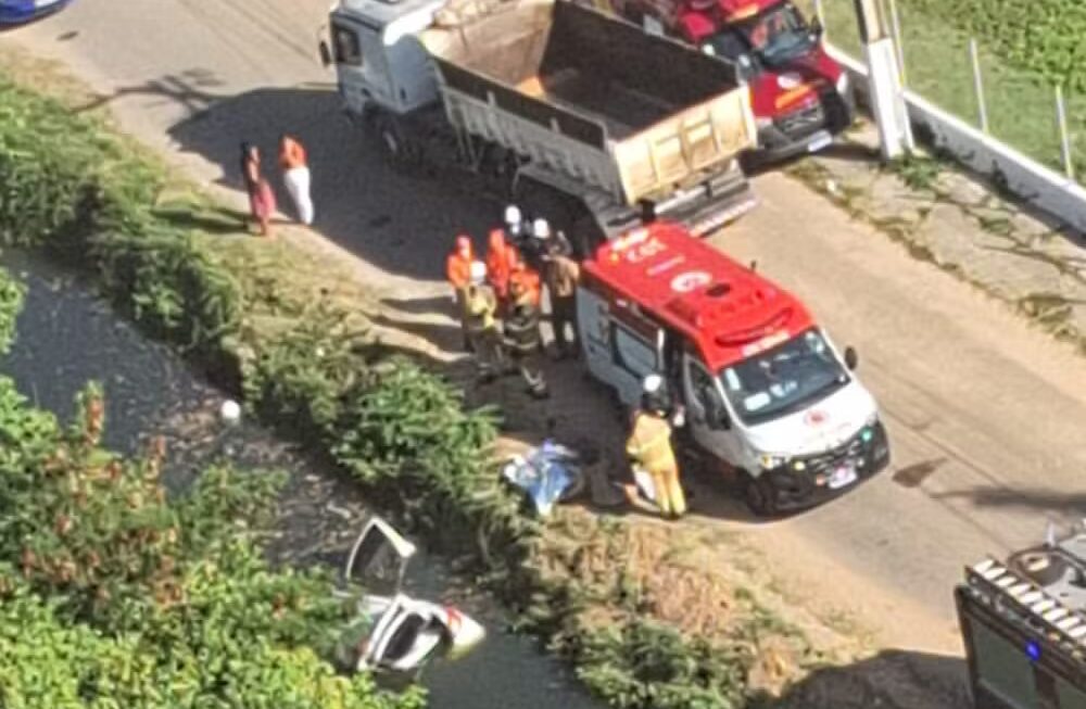 Motorista morre após veículo capotar e cair dentro de canal em Aracaju