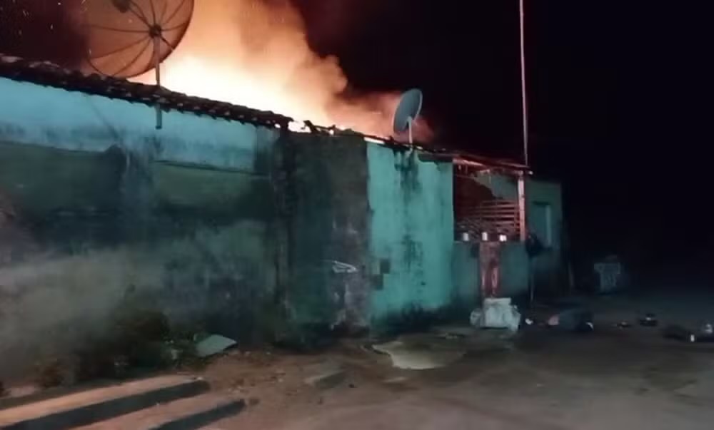 Mulher é agredida e tem casa incendiada em Moita Bonita; companheiro é principal supeito