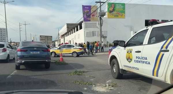 Motociclista morre após bater em caminhão e picape na Zona Sul de Aracaju