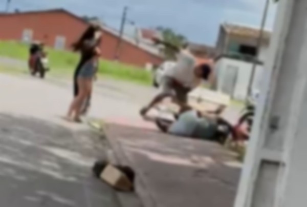 Homem flagrado agredindo mulher em via pública é preso em Estância