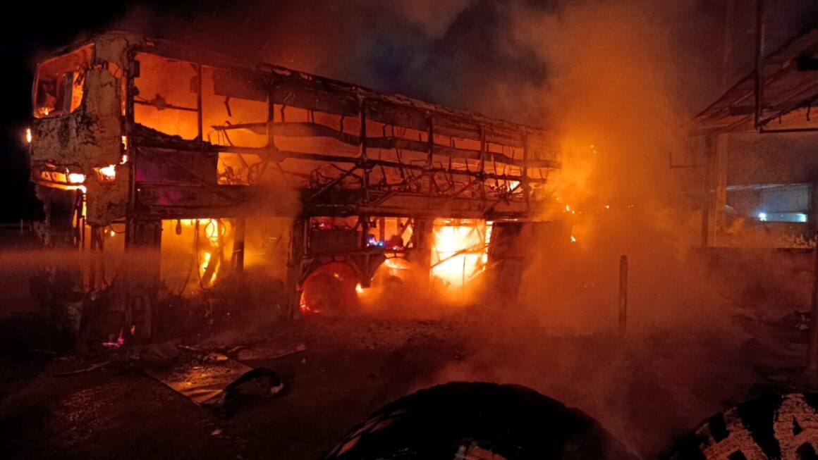 Ônibus interestadual pega fogo e fica destruído na BR-101 em Socorro