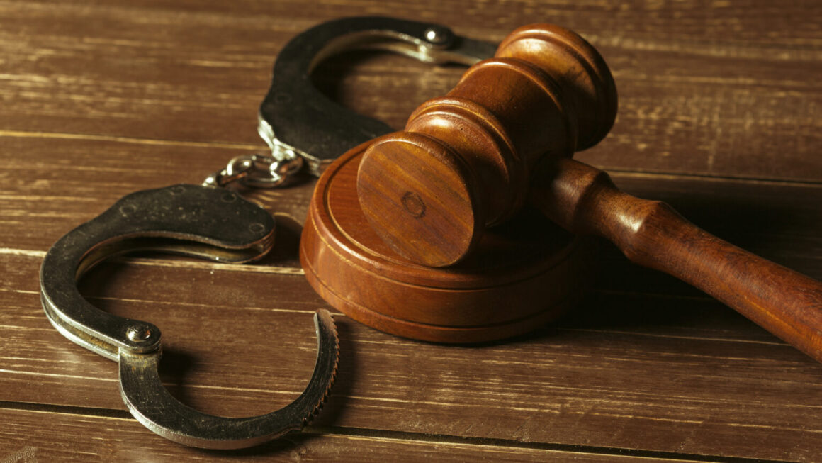 Homem condenado por atropelar jovem é preso após mais de 10 anos