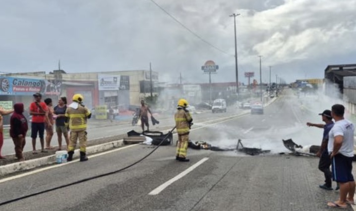 Moradores bloqueiam BR-235 em manifestação após falta de água em Aracaju