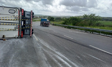 Carreta com carne tomba em Itaporanga D’Ajuda; motorista fica ferido