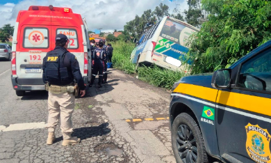 Colisão entre micro-ônibus e carro deixa uma pessoa ferida na BR-101