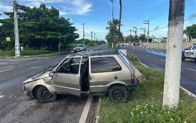 Homem fica ferido colidir carro contra canteiro na Av. Melício Machado