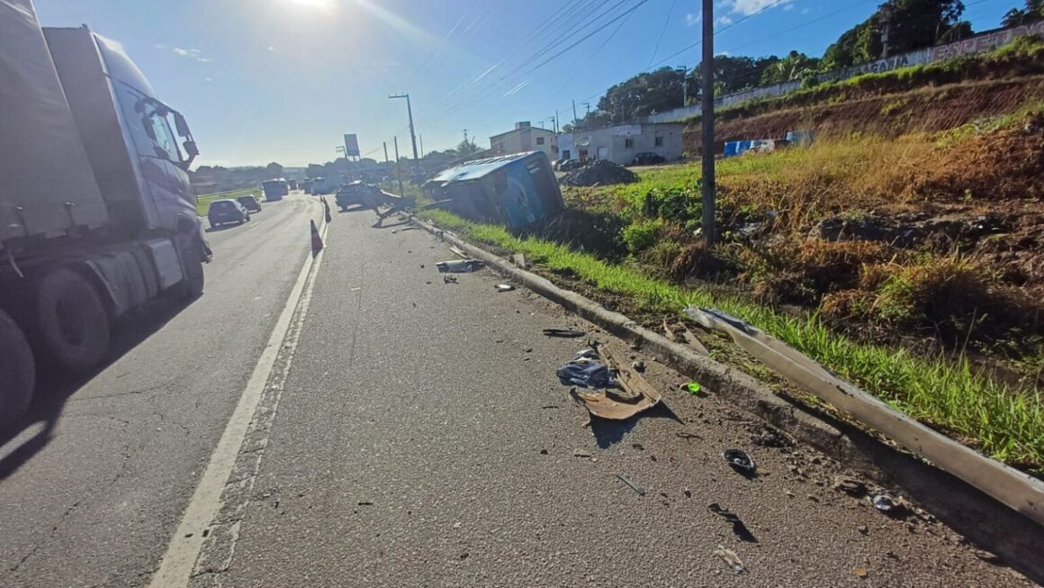 Ônibus com estudantes de Lagarto tomba na BR-101 em São Cristóvão