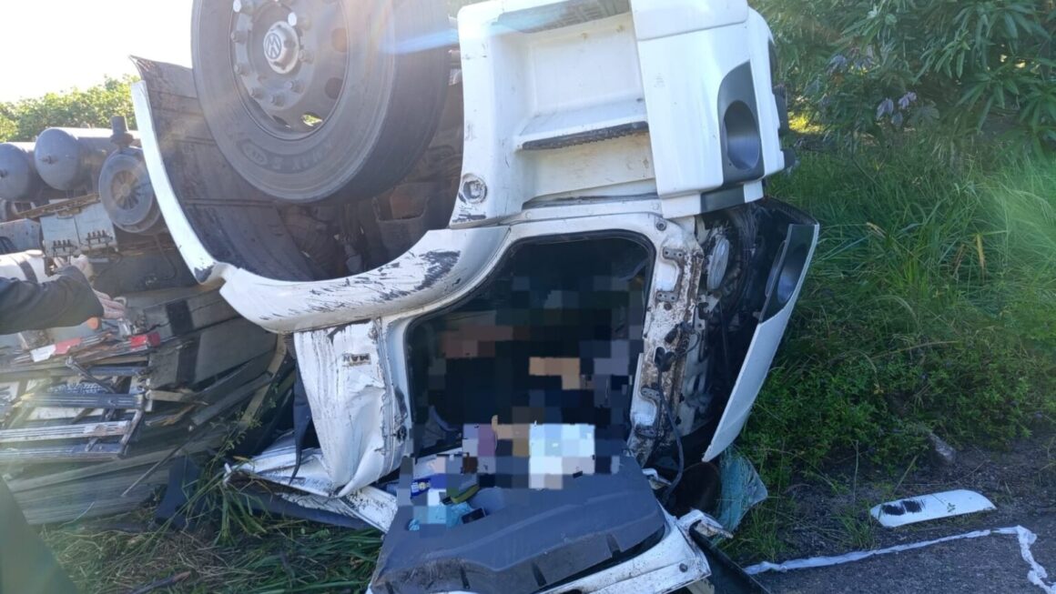Caminhão carregado de telhas tomba e deixa uma vítima em Indiaroba
