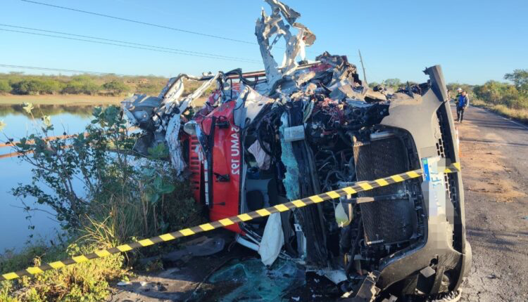 Colisão entre viatura do Samu e caminhão deixa dois mortos em Poço Redondo