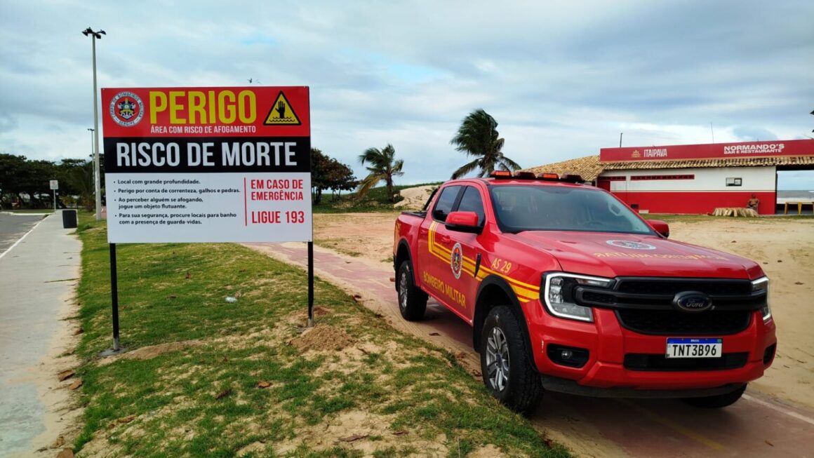 Praia dos Artistas ganha placa de perigo após aumento de afogamentos