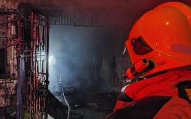 Casa abandonada é atingida por incêndio no bairro José Conrado de Araújo