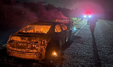 Bombeiros combatem incêndio em dois veículos após colisão em Itaporanga