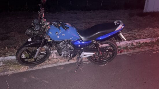 Motociclista morre após perder controle e bater contra muro na SE-270