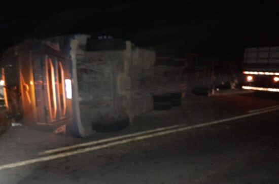Caminhão tomba e condutor fica ferido na rodovia SE-170 em Graccho Cardoso